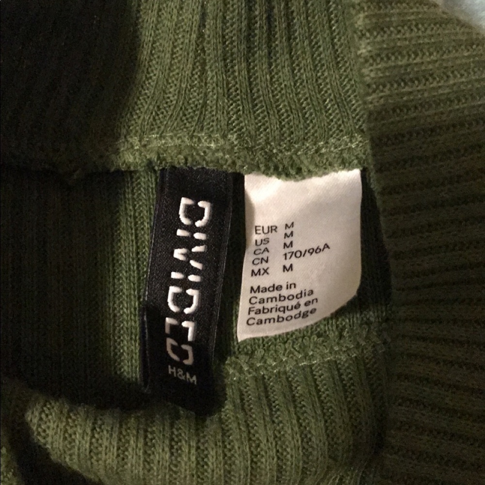 Green long sleeve light weight mock turtleneck